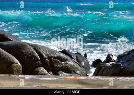 Les vagues et les rochers rétroéclairé Banque D'Images