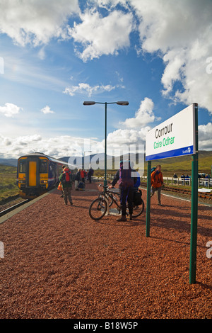 Les marcheurs et les cyclistes se préparent à bord d'un train à la station de Corrour Banque D'Images