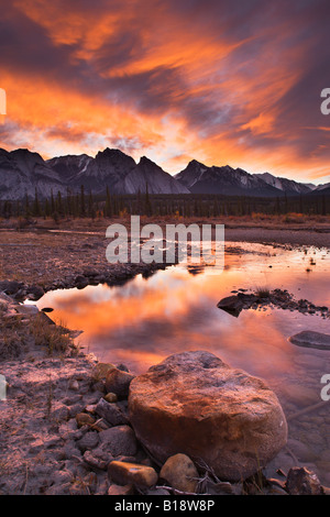 Le Nord de la rivière Kootenay Saskatewan le long de la Plaine de l'Alberta, au Canada. Banque D'Images