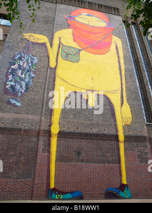 Os Gemeos jaune marque figure peint sur la Tate Modern Londres Banque D'Images