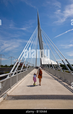 Esplanade Riel passerelle piétonne sur la rivière Rouge, Winnipeg, Manitoba, Canada. Banque D'Images