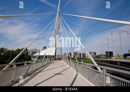 Esplanade Riel passerelle piétonne sur la rivière Rouge, Winnipeg, Manitoba, Canada. Banque D'Images