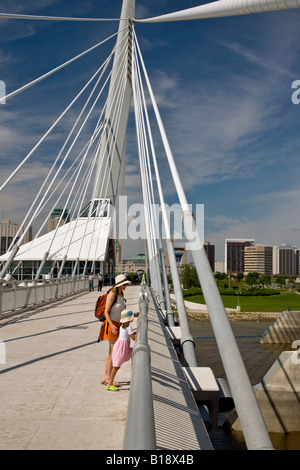 Esplanade Riel passerelle piétonne sur la rivière Rouge, Winnipeg, Manitoba, Canada. Banque D'Images