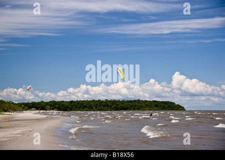 Kite-boarding au parc provincial de Grand Beach, au Manitoba, Canada. Banque D'Images