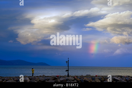 Personne qui prend la photo d'une arc-en-ciel, Saint-Ir√√©n©e, Québec, Canada. Banque D'Images