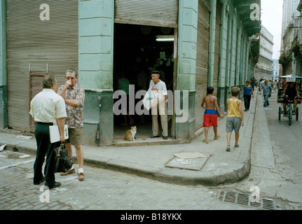 Coin de rue dans la vieille ville de La Havane Cuba Banque D'Images