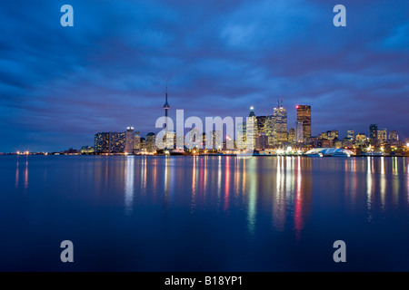 La ville de Toronto la nuit de 'Les quais', Toronto, Ontario, Canada.