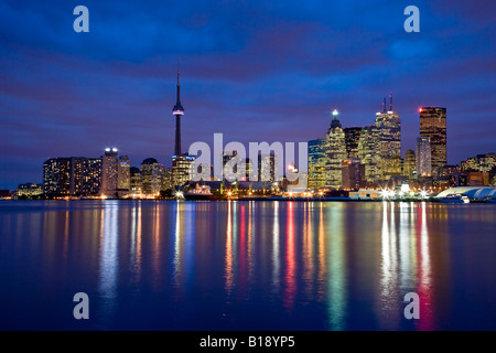 La ville de Toronto la nuit de 'Les quais', Toronto, Ontario, Canada.