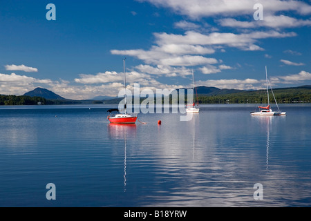 Visiter bateaux et voiliers amarrés sur le lac Memphrémagog, Estrie, Québec, Canada. Banque D'Images