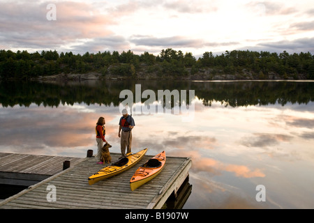 Jeune couple kayak sur le lac Gull près de Gravenhurst, Ontario, Canada. Banque D'Images