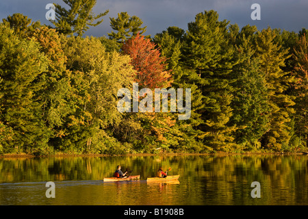 Jeune couple kayak sur le lac Gull près de Gravenhurst, Ontario, Canada. Banque D'Images