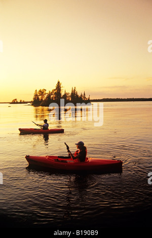 Kayak sur le lac de Dorothy, parc provincial de Whiteshell, Manitoba, Canada. Banque D'Images