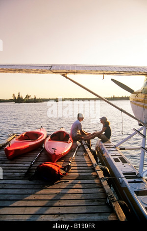 Couple on dock, Otter Falls, parc provincial de Whiteshell, Manitoba, Canada. Banque D'Images