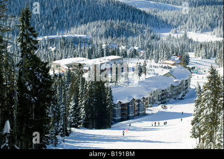 Vue depuis les pentes à boucle Linton accomodation, Deer et Bear Lodge. Daylodge en arrière-plan. Mt. Washington, Courtenay, Van Banque D'Images