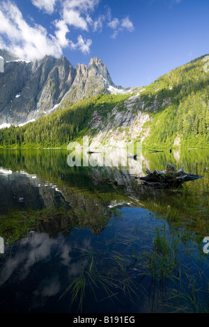 Lac de glissement et le mont Colonel Foster. Le parc Strathcona, l'île de Vancouver, Colombie-Britannique, Canada Banque D'Images