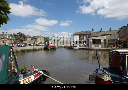 Les chalands SUR CANAL À ÉTÉ YORKSHIRE ANGLETERRE SKIPTON Banque D'Images