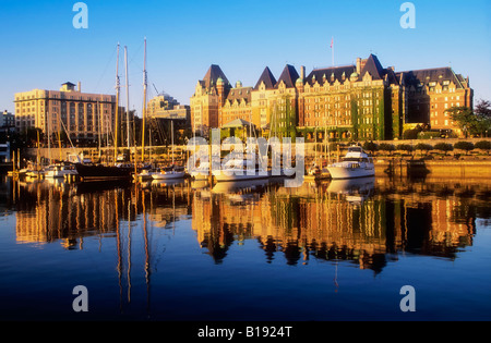 L'hôtel Empress reflétée dans l'arrière-port de Victoria, en Colombie-Britannique, Canada. Banque D'Images