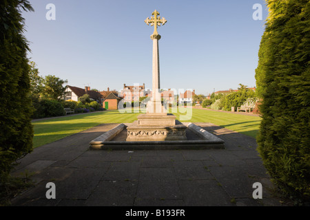 Un grand angle inhabituel sur la vieille Amersham memorial garden pris par derrière le monument aux morts Banque D'Images