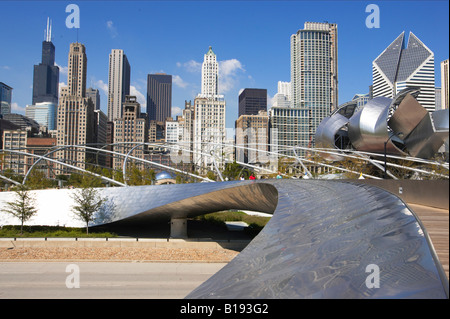 Parcs Chicago Illinois BP Bridge design Frank Gehry dans le Parc du millénaire les courbes en acier inoxydable skyline Banque D'Images