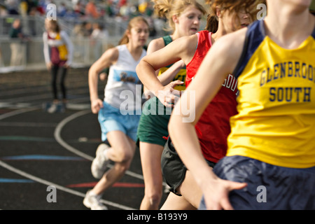 Voie Glenview Illinois porteur en course de sprint high school girls voie rencontrez fermer la vue de commodes et d'action d'armes Banque D'Images