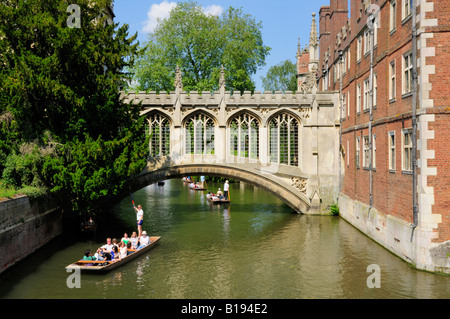 Barques à fond par le Pont des Soupirs, St John's College de Cambridge Angleterre UK Banque D'Images
