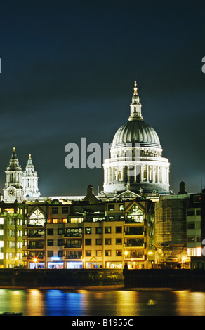 Grande Bretagne Londres St Pauls Cathedral dome au nuit Tamise et les immeubles de bureaux de l'église par Christopher Wren Banque D'Images