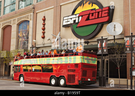 Scène de rue Chicago Illinois Double decker bus tour rouge garée à l'extérieur Zone ESPN Ohio Street restaurant Banque D'Images