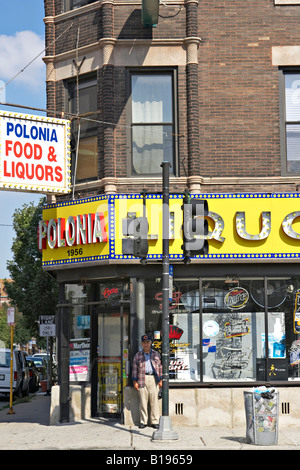 Chicago Illinois Homme debout trottoir Polonia store Bucktown quartier sur près de côté ouest de ville Wicker Park Banque D'Images