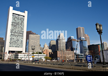 Le Massachusetts Boston Federal Reserve Bank Building près de Port de Boston et de la Gare du Sud horizon pont de Fort Point signe de bienvenue Banque D'Images