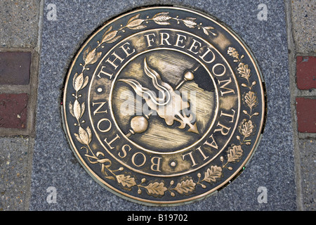 Le Massachusetts Boston Freedom Trail intégré dans la plaque trottoir marche à travers l'histoire américaine Banque D'Images