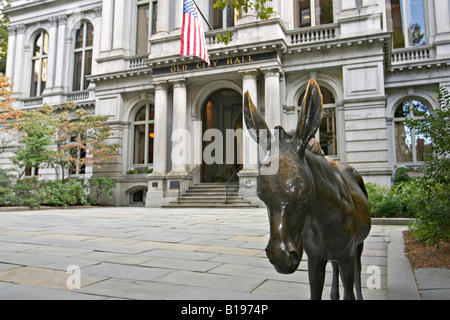 L'Ancien hôtel de ville de Boston Massachusetts site le long de la piste de la liberté symbole de l'âne démocrate dans plaza Banque D'Images