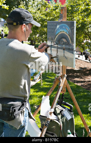 Scène de rue de Chicago, dans l'Illinois avec l'Artiste sur toile peinture de chevalet le Bean sculpture à Millennium Park peinture casque Banque D'Images