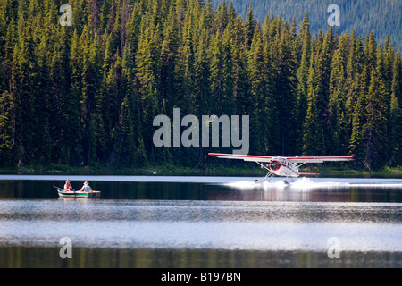 'Beaver' atterrissage d'hydravions sur le lac de l'épinette, ,volant en pêcheur. Le Sud de montagnes Chilcotin, en Colombie-Britannique, Canada Banque D'Images