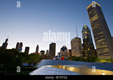 Parcs Chicago Illinois BP Amoco Bridge en acier inoxydable incurvé sur les toits de la ville en arrière-plan conçu par Frank Gehry Sears Tower Banque D'Images