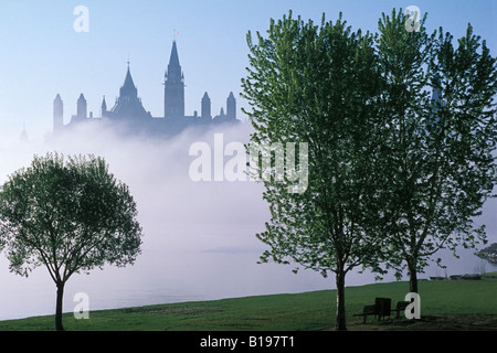 Édifices du Parlement dans le brouillard vue du Musée canadien des civilisations, Hull (Gatineau), Ottawa, Ontario, Canada Banque D'Images