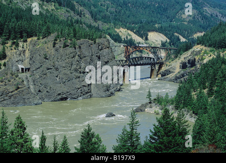 Ponts et tunnels le long tressles et sur le fleuve Fraser dans le canyon du Fraser, Colombie-Britannique, Canada Banque D'Images