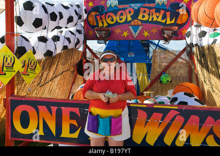 Grayslake ILLINOIS opératrice de l'arcade de jeux stand compter l'argent à Lake County Fair de basket-ball game Banque D'Images