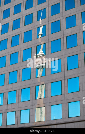 Tour cn compte dans windows de Building, Toronto, Ontario, Canada Banque D'Images