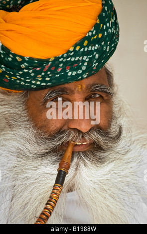 Un agent homme Rajasthani démontre l'utilisation d'un narguilé tuyau dans le MEHERANGARH FORT JODHPUR RAJASTHAN INDE Banque D'Images