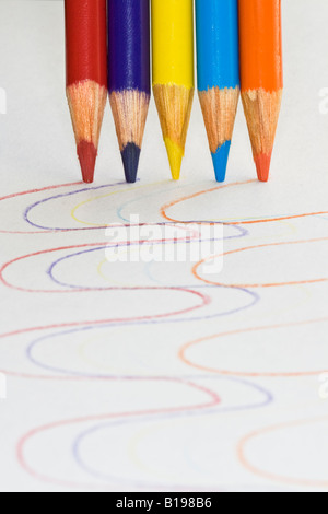 Dessins crayons de couleur des lignes ondulées sur papier Banque D'Images