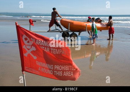 Indonésie L'île de Bali Kuta Beach Surf sauvetage bateau gonflable d'être chargés sur chariot de remorquage at beach Banque D'Images