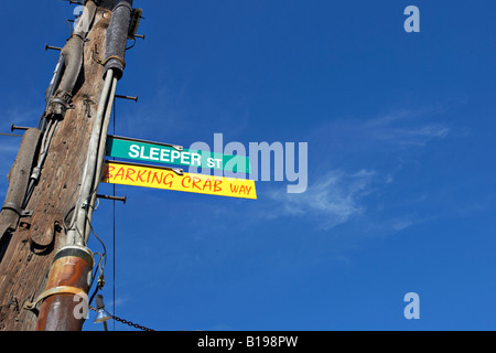 Le Massachusetts Boston Barking Crab Restaurant dans le district de Port rue Sleeper et Barking Crab sens signes sur poteau en bois Banque D'Images