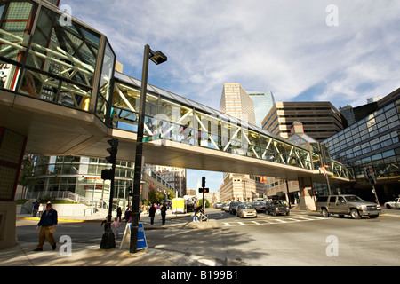 Pedestiran Boston Massachusetts walkway sur Huntington Avenue Prudential Center area Banque D'Images