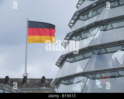 Les gens à l'intérieur de la coupole du Reichstag, Berlin, Allemagne Banque D'Images