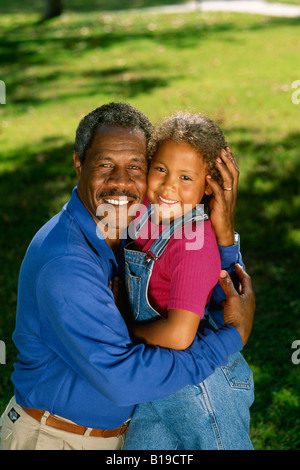 Faire place au Grand-père à sa petite-fille portrait parc Banque D'Images