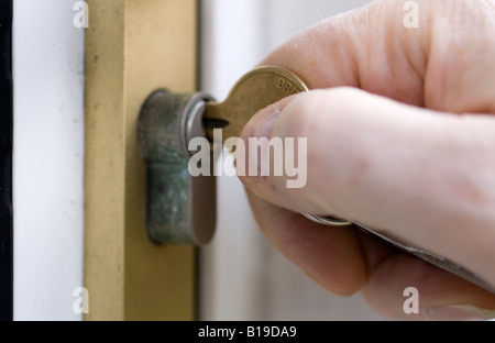 Une clé ouvre la porte avant Banque D'Images