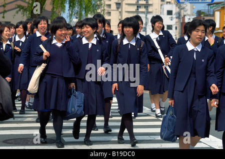 Les filles à l'uniforme scolaire de concordance de Kyoto au Japon Banque D'Images