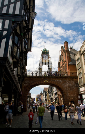 Eastegate et l'Eastgate Clock, centre-ville de Chester, Cheshire, Angleterre Banque D'Images