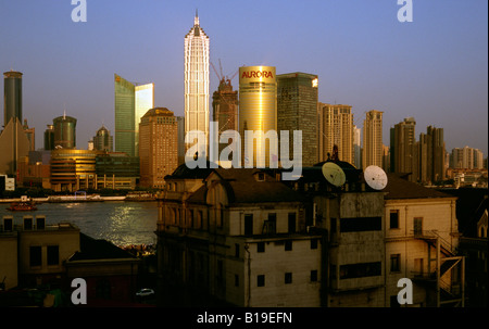 Le 23 septembre, 2006 - Le district de Pudong à Shanghai au coucher du soleil comme vu du Bund. Banque D'Images