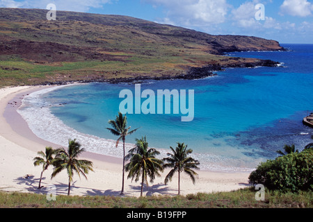 Le Chili, l'île de Pâques, de table. Anakena Beach avec son sable blanc, mer turquoise et palmiers. Banque D'Images